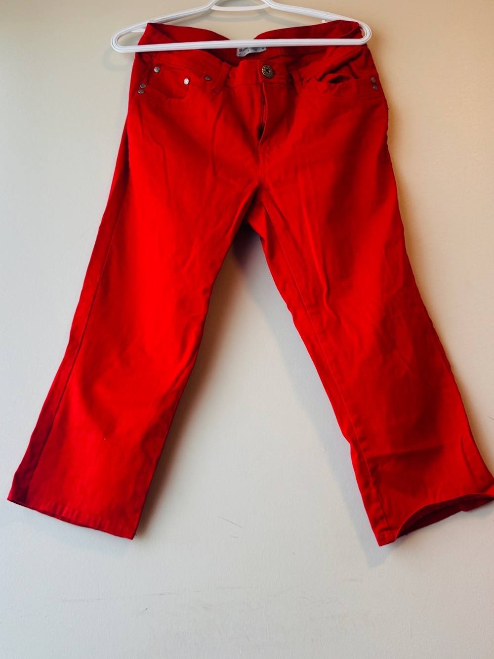 Women's Red Cropped Jeans - Vibrant Three-Quarter-Length Capris Style